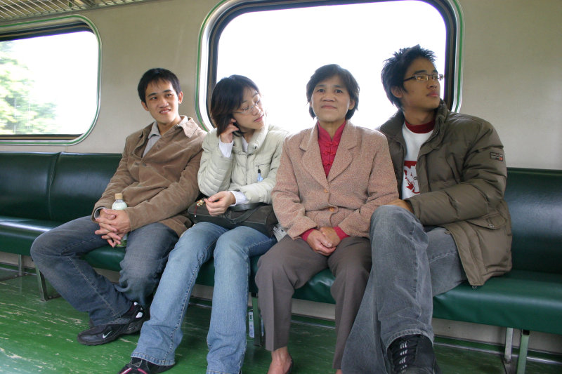 台灣鐵路旅遊攝影電車-區間車交談的旅客2006攝影照片34