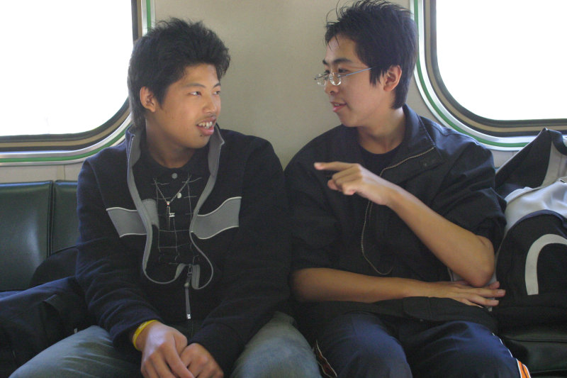 台灣鐵路旅遊攝影電車-區間車交談的旅客2006攝影照片44