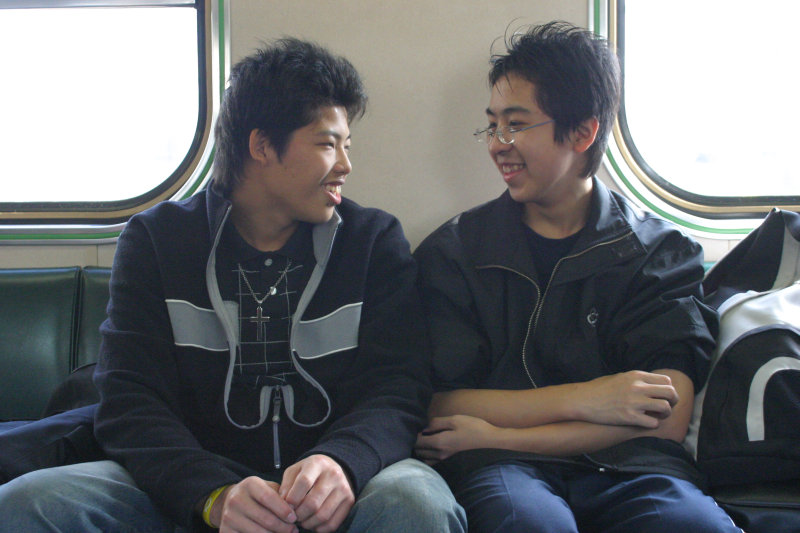 台灣鐵路旅遊攝影電車-區間車交談的旅客2006攝影照片45