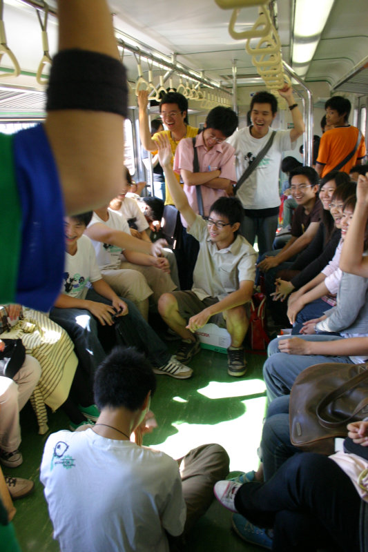 台灣鐵路旅遊攝影電車-區間車交談的旅客2006攝影照片49