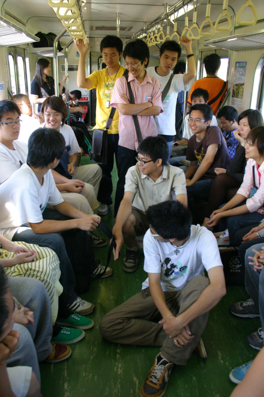 台灣鐵路旅遊攝影電車-區間車交談的旅客2006攝影照片52