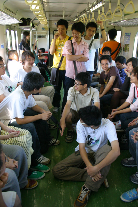 台灣鐵路旅遊攝影電車-區間車交談的旅客2006攝影照片53