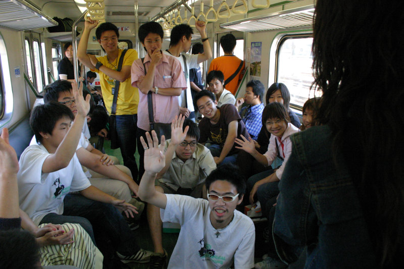 台灣鐵路旅遊攝影電車-區間車交談的旅客2006攝影照片55