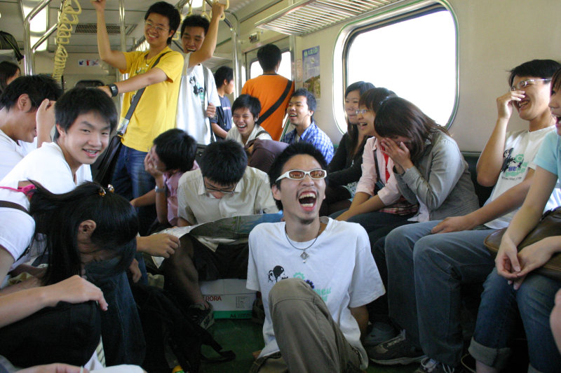 台灣鐵路旅遊攝影電車-區間車交談的旅客2006攝影照片56