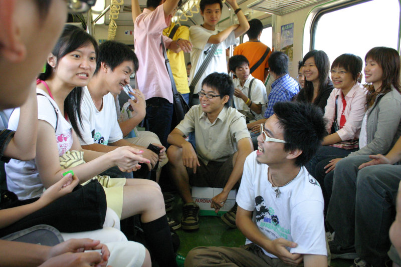 台灣鐵路旅遊攝影電車-區間車交談的旅客2006攝影照片60