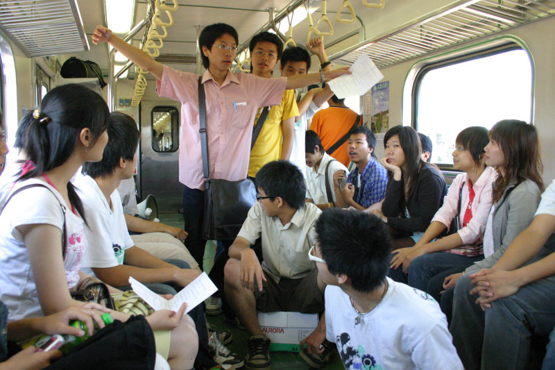 台灣鐵路旅遊攝影電車-區間車交談的旅客2006攝影照片61