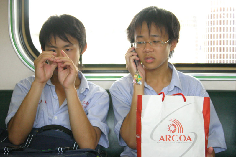 台灣鐵路旅遊攝影電車-區間車交談的旅客2006攝影照片63