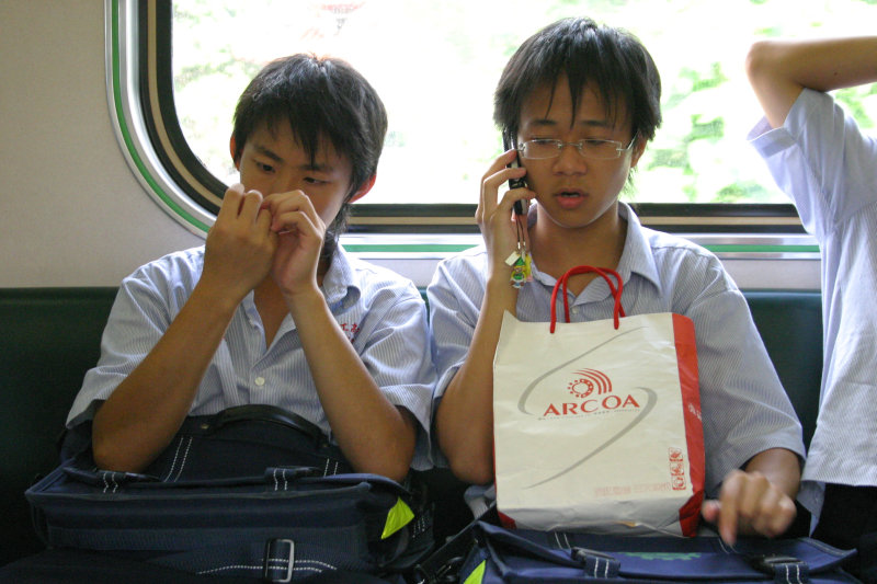 台灣鐵路旅遊攝影電車-區間車交談的旅客2006攝影照片66