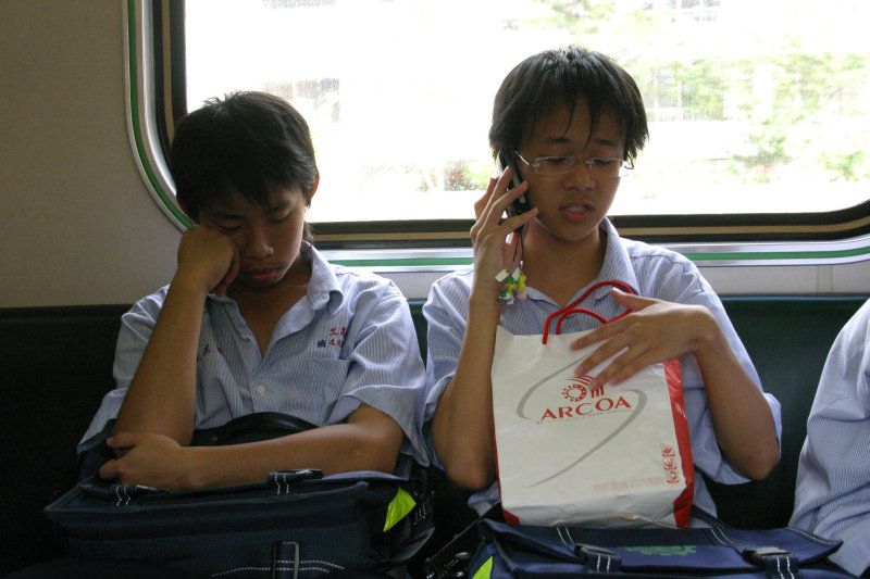 台灣鐵路旅遊攝影電車-區間車交談的旅客2006攝影照片67