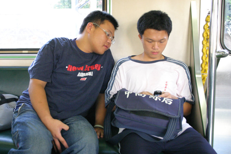台灣鐵路旅遊攝影電車-區間車交談的旅客2006攝影照片70
