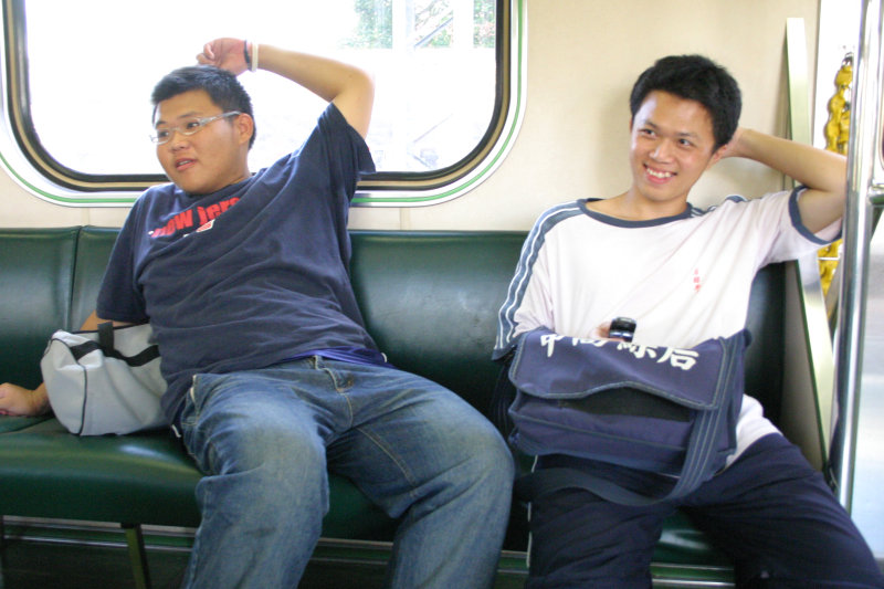 台灣鐵路旅遊攝影電車-區間車交談的旅客2006攝影照片71