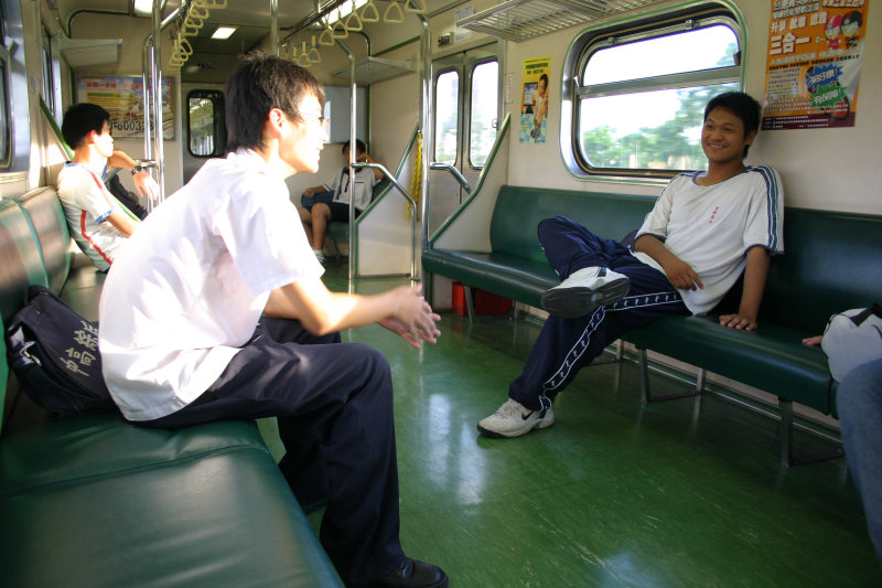 台灣鐵路旅遊攝影電車-區間車交談的旅客2006攝影照片73