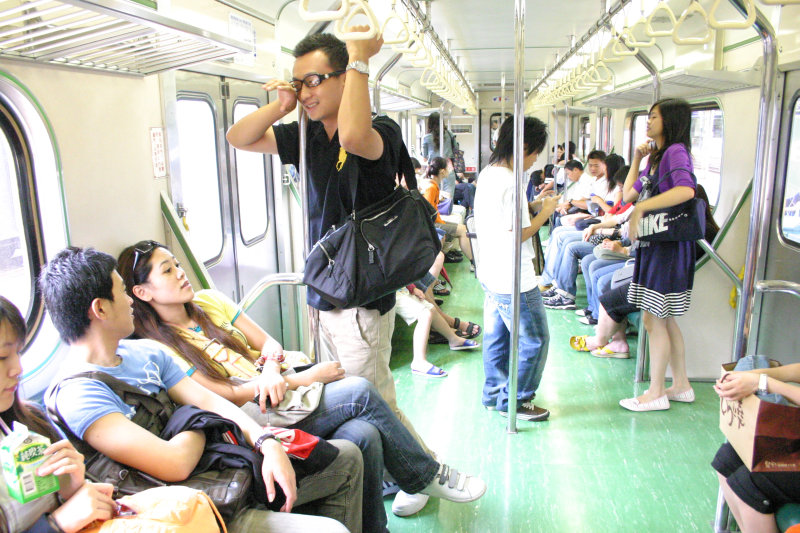 台灣鐵路旅遊攝影電車-區間車交談的旅客2006攝影照片75