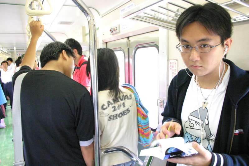 台灣鐵路旅遊攝影電車-區間車交談的旅客2006攝影照片76