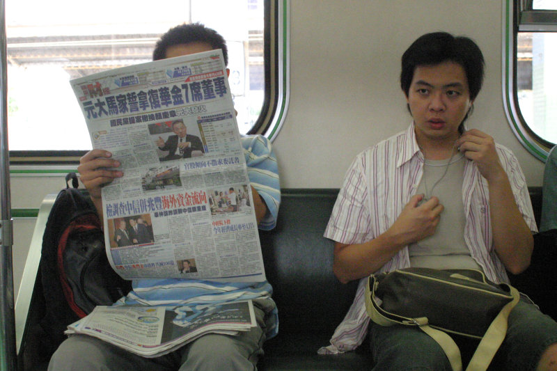台灣鐵路旅遊攝影電車-區間車交談的旅客2006攝影照片81