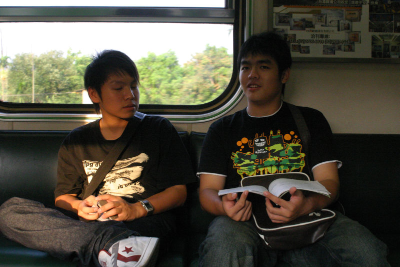 台灣鐵路旅遊攝影電車-區間車交談的旅客2006攝影照片82