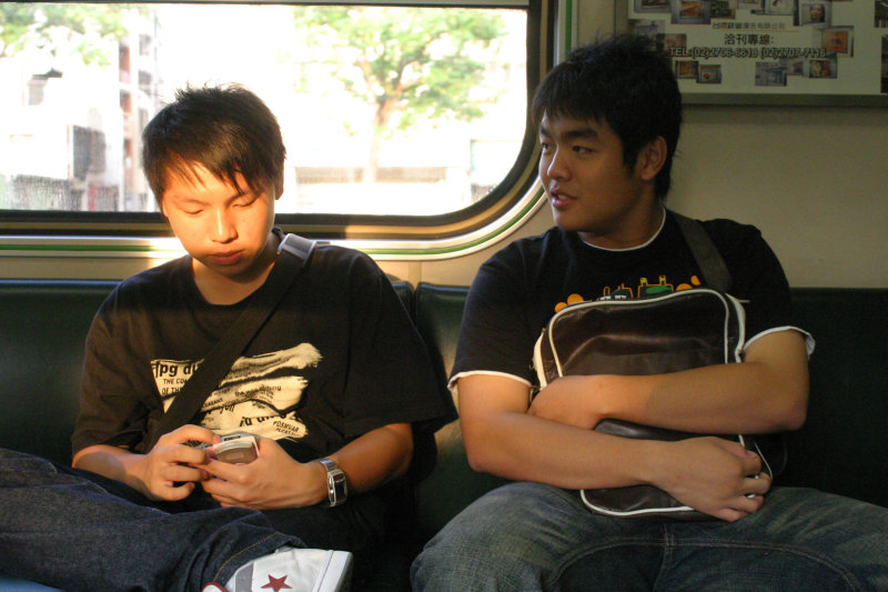 台灣鐵路旅遊攝影電車-區間車交談的旅客2006攝影照片83