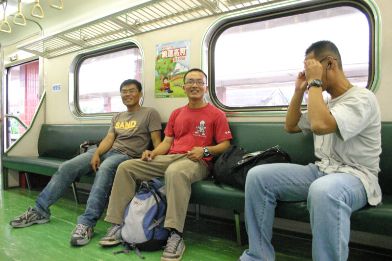 台灣鐵路旅遊攝影電車-區間車交談的旅客2006攝影照片85