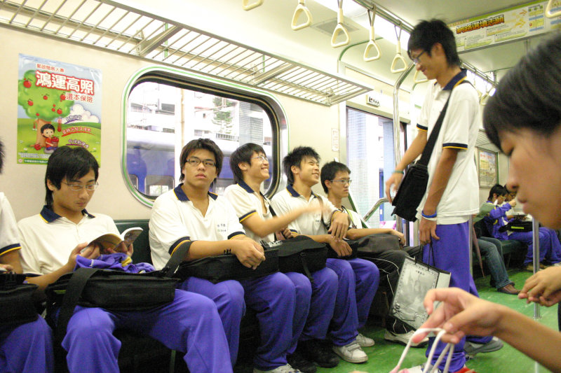 台灣鐵路旅遊攝影電車-區間車交談的旅客2006攝影照片86