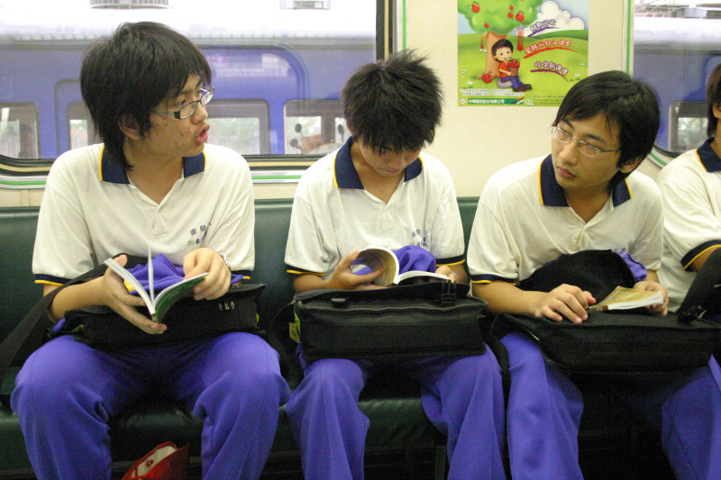 台灣鐵路旅遊攝影電車-區間車交談的旅客2006攝影照片90