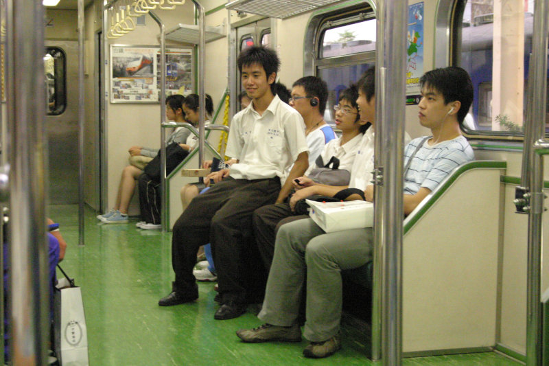 台灣鐵路旅遊攝影電車-區間車交談的旅客2006攝影照片92