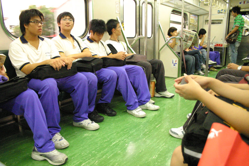 台灣鐵路旅遊攝影電車-區間車交談的旅客2006攝影照片95