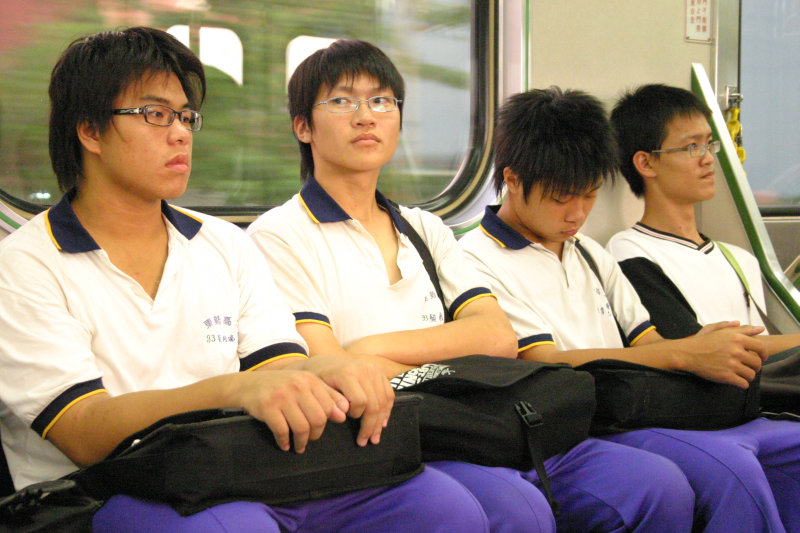 台灣鐵路旅遊攝影電車-區間車交談的旅客2006攝影照片96