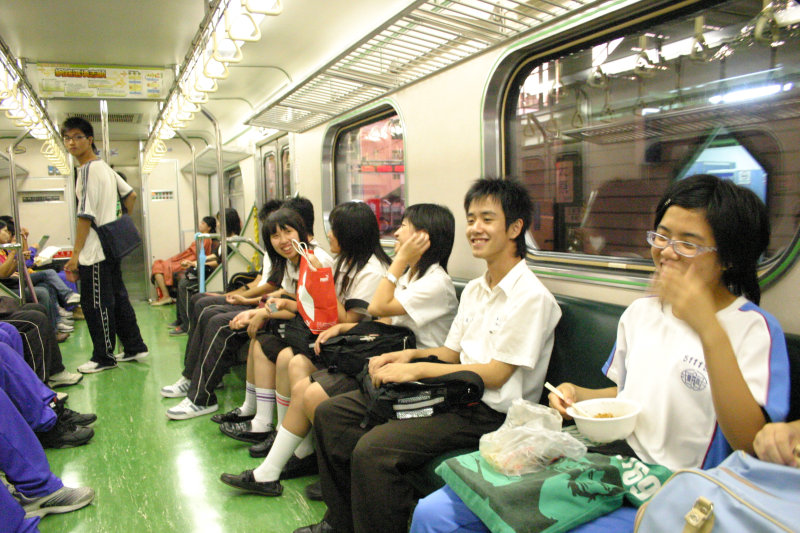 台灣鐵路旅遊攝影電車-區間車交談的旅客2006攝影照片97
