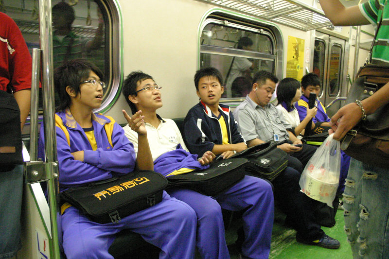 台灣鐵路旅遊攝影電車-區間車交談的旅客2006攝影照片98