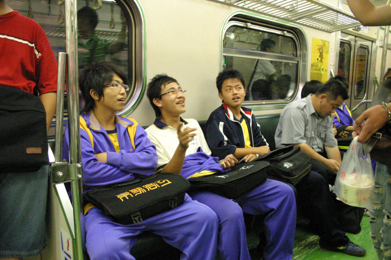 台灣鐵路旅遊攝影電車-區間車交談的旅客2006攝影照片99