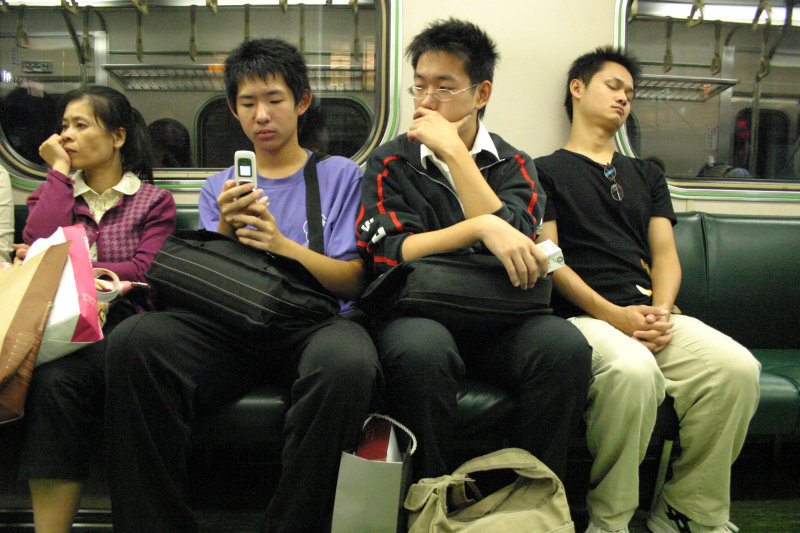 台灣鐵路旅遊攝影電車-區間車交談的旅客2006攝影照片102