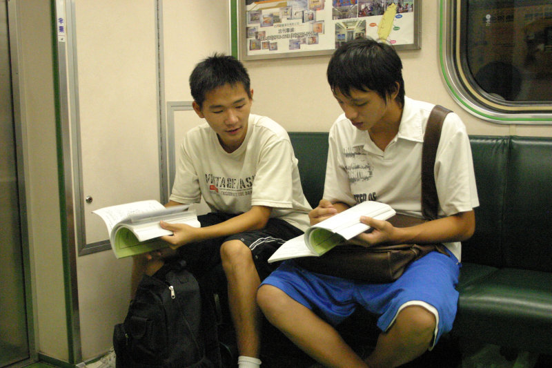 台灣鐵路旅遊攝影電車-區間車交談的旅客2006攝影照片104