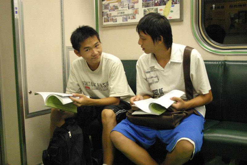 台灣鐵路旅遊攝影電車-區間車交談的旅客2006攝影照片105