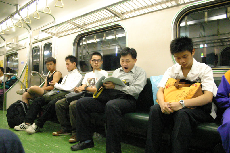 台灣鐵路旅遊攝影電車-區間車交談的旅客2006攝影照片106