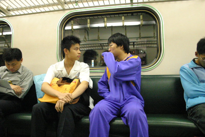 台灣鐵路旅遊攝影電車-區間車交談的旅客2006攝影照片107