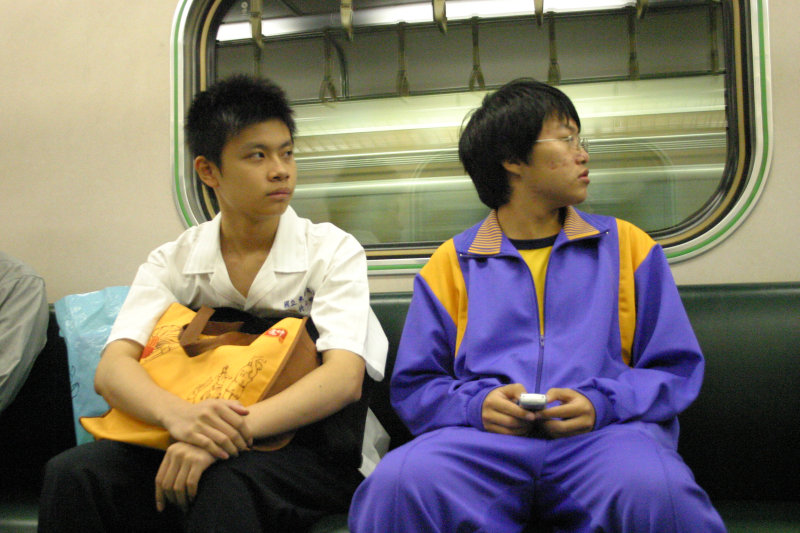 台灣鐵路旅遊攝影電車-區間車交談的旅客2006攝影照片108