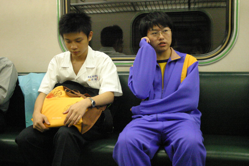 台灣鐵路旅遊攝影電車-區間車交談的旅客2006攝影照片109
