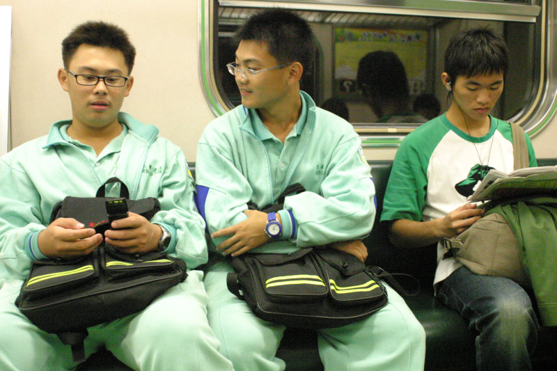 台灣鐵路旅遊攝影電車-區間車交談的旅客2006攝影照片112