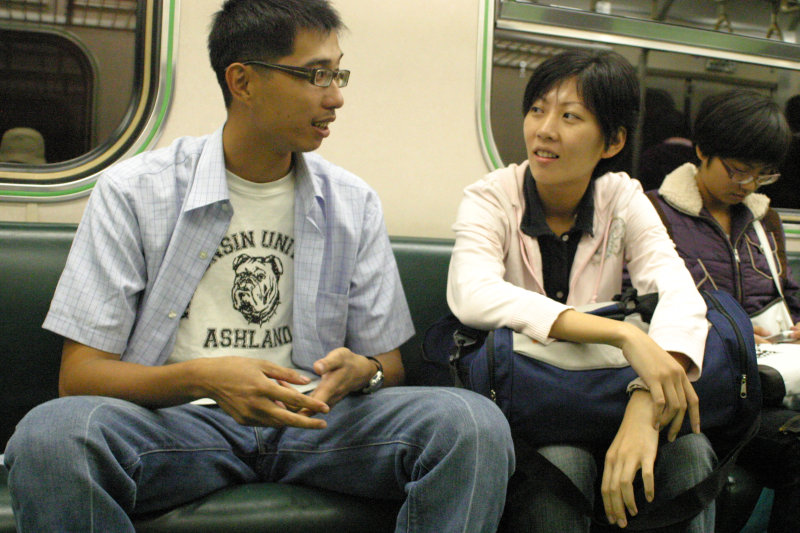 台灣鐵路旅遊攝影電車-區間車交談的旅客2006攝影照片113