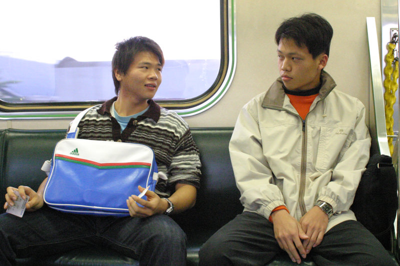 台灣鐵路旅遊攝影電車-區間車交談的旅客2006攝影照片114