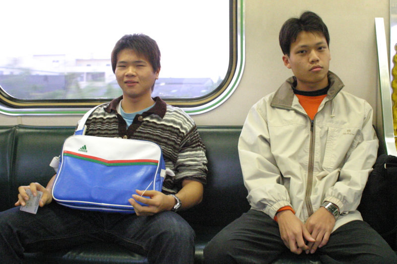 台灣鐵路旅遊攝影電車-區間車交談的旅客2006攝影照片115