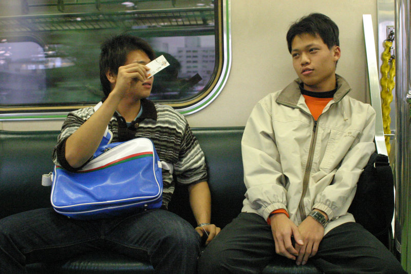 台灣鐵路旅遊攝影電車-區間車交談的旅客2006攝影照片116