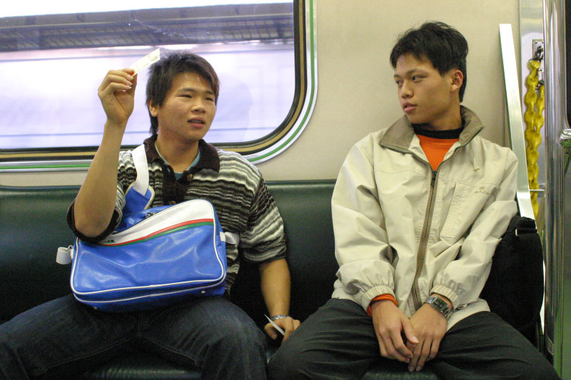 台灣鐵路旅遊攝影電車-區間車交談的旅客2006攝影照片117