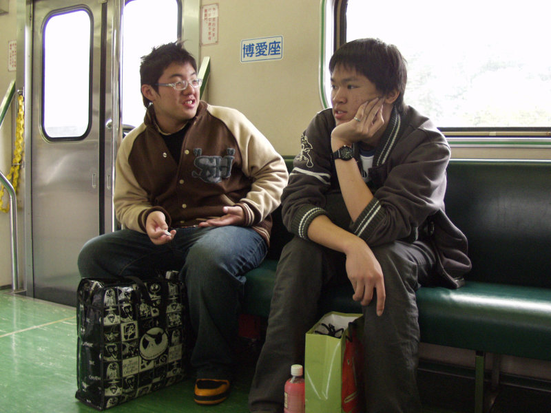 台灣鐵路旅遊攝影電車-區間車交談的旅客2006攝影照片119