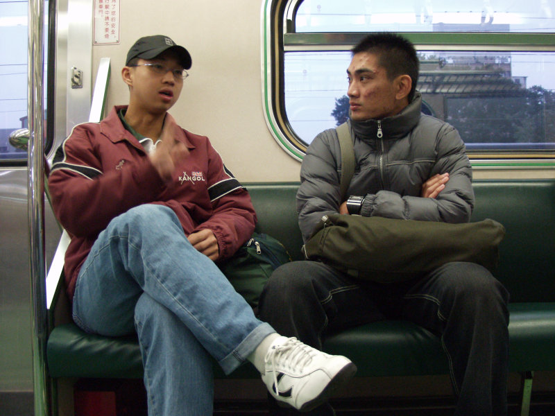 台灣鐵路旅遊攝影電車-區間車交談的旅客2006攝影照片121