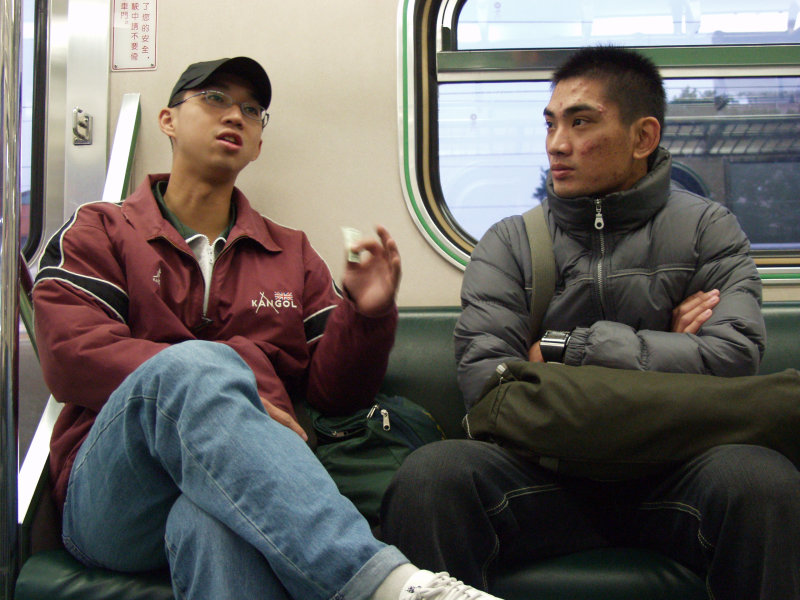 台灣鐵路旅遊攝影電車-區間車交談的旅客2006攝影照片122