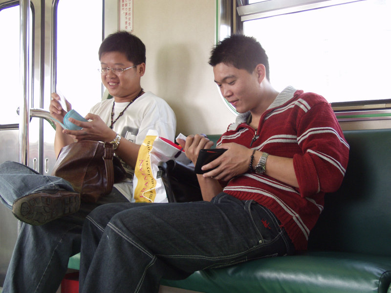 台灣鐵路旅遊攝影電車-區間車交談的旅客2006攝影照片131