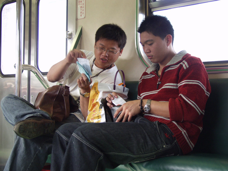 台灣鐵路旅遊攝影電車-區間車交談的旅客2006攝影照片132
