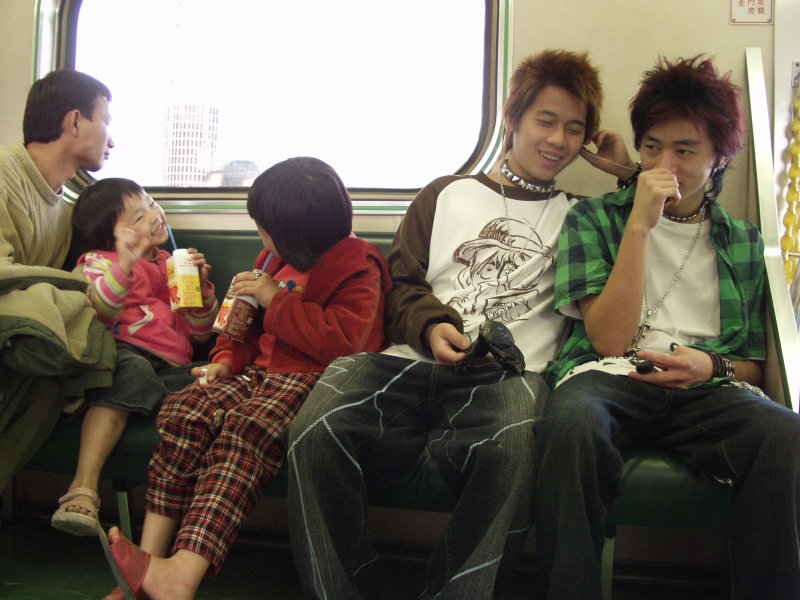 台灣鐵路旅遊攝影電車-區間車交談的旅客2006攝影照片135