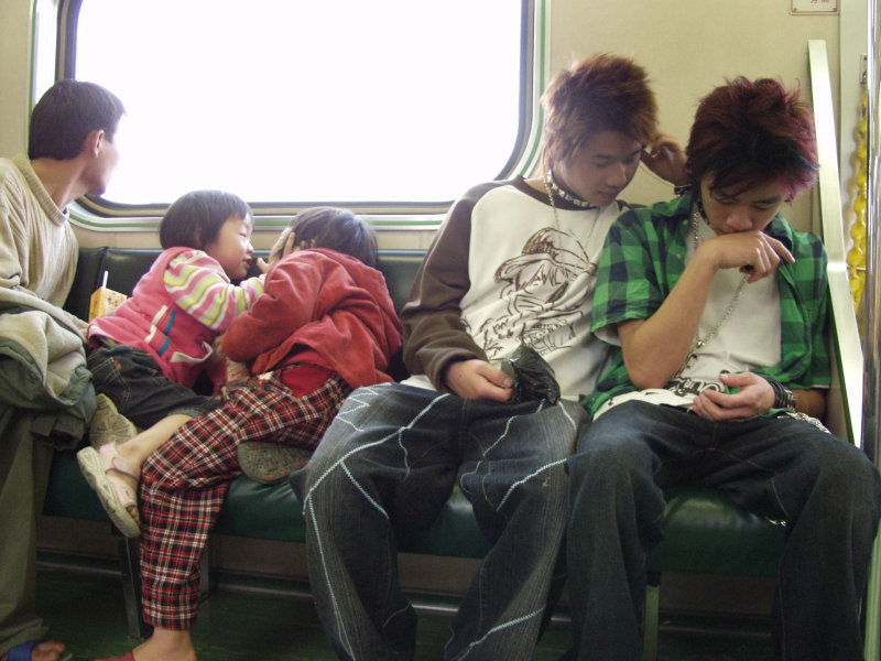 台灣鐵路旅遊攝影電車-區間車交談的旅客2006攝影照片136
